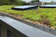 Wallbarn-Aluminium-Edging-Bar-with-Pebbles-on-Green-Roof