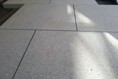 Minipad adjustable support pad for paving with granite slabs stretcher bond pattern