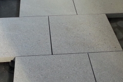 Minipad adjustable support pad for paving with granite slabs stretcher bond pattern