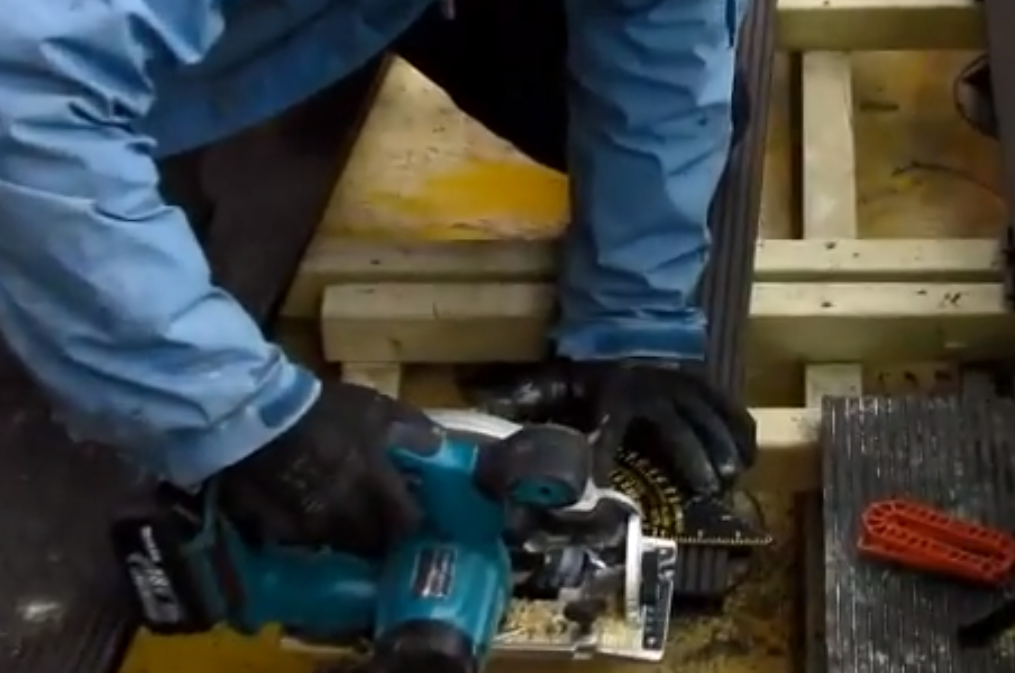 An image of an adjustable pedestal installation Wallbarn