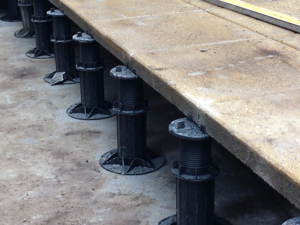Paving slabs mounted on adjustable pedestals Wallbarn