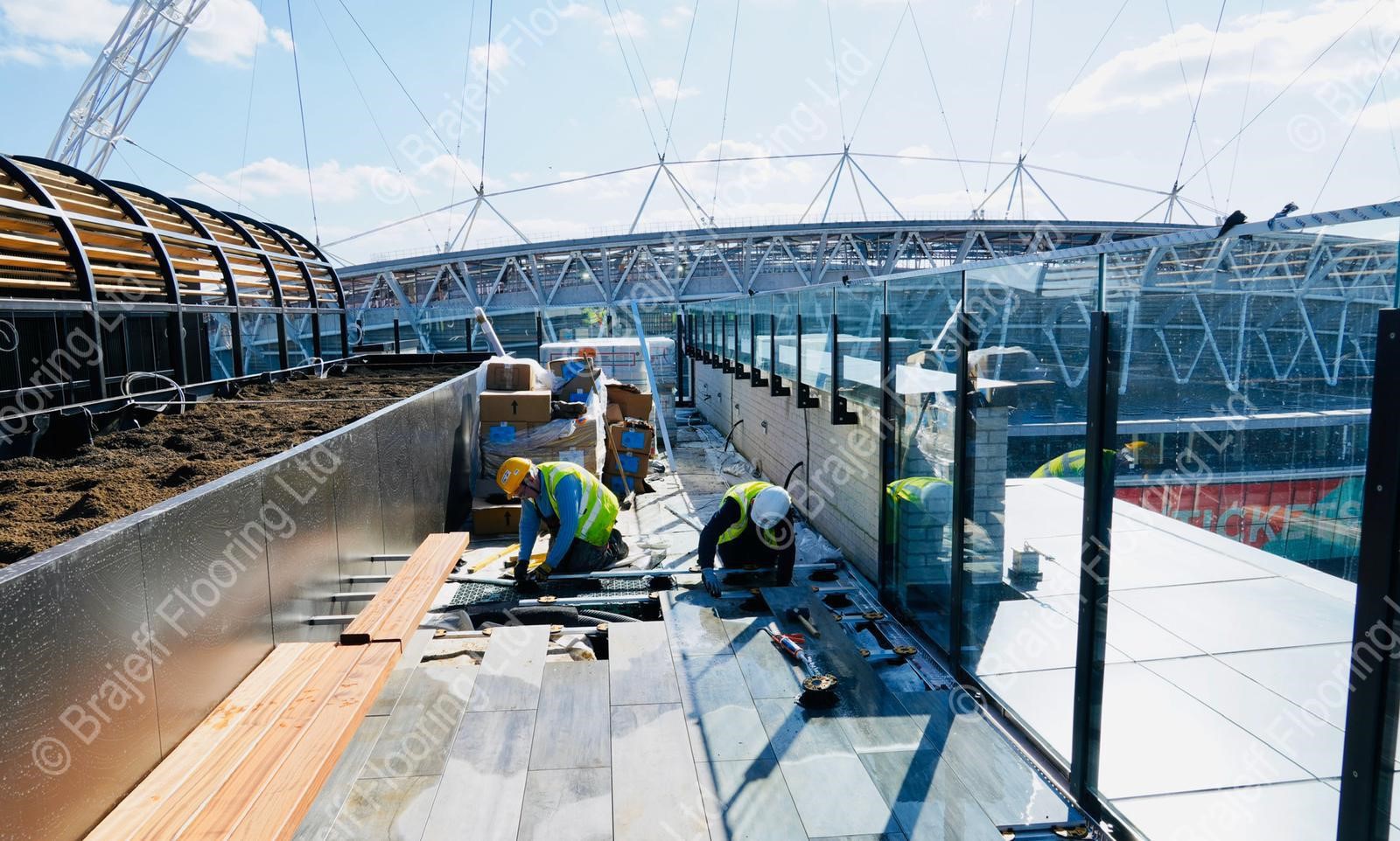 Rail system with Heavy Duty support pads and tiles
