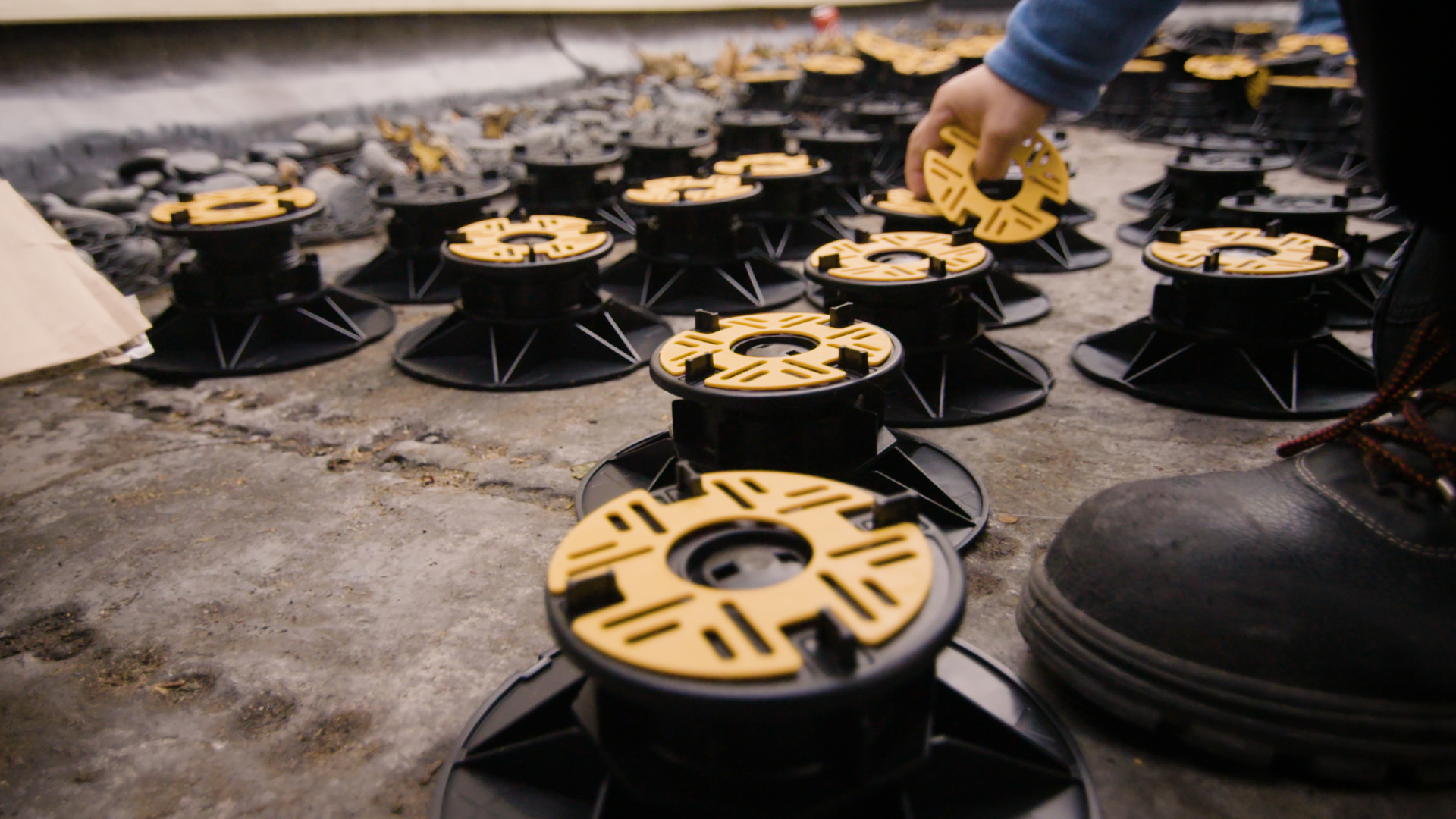 Balance self levelling pedestals