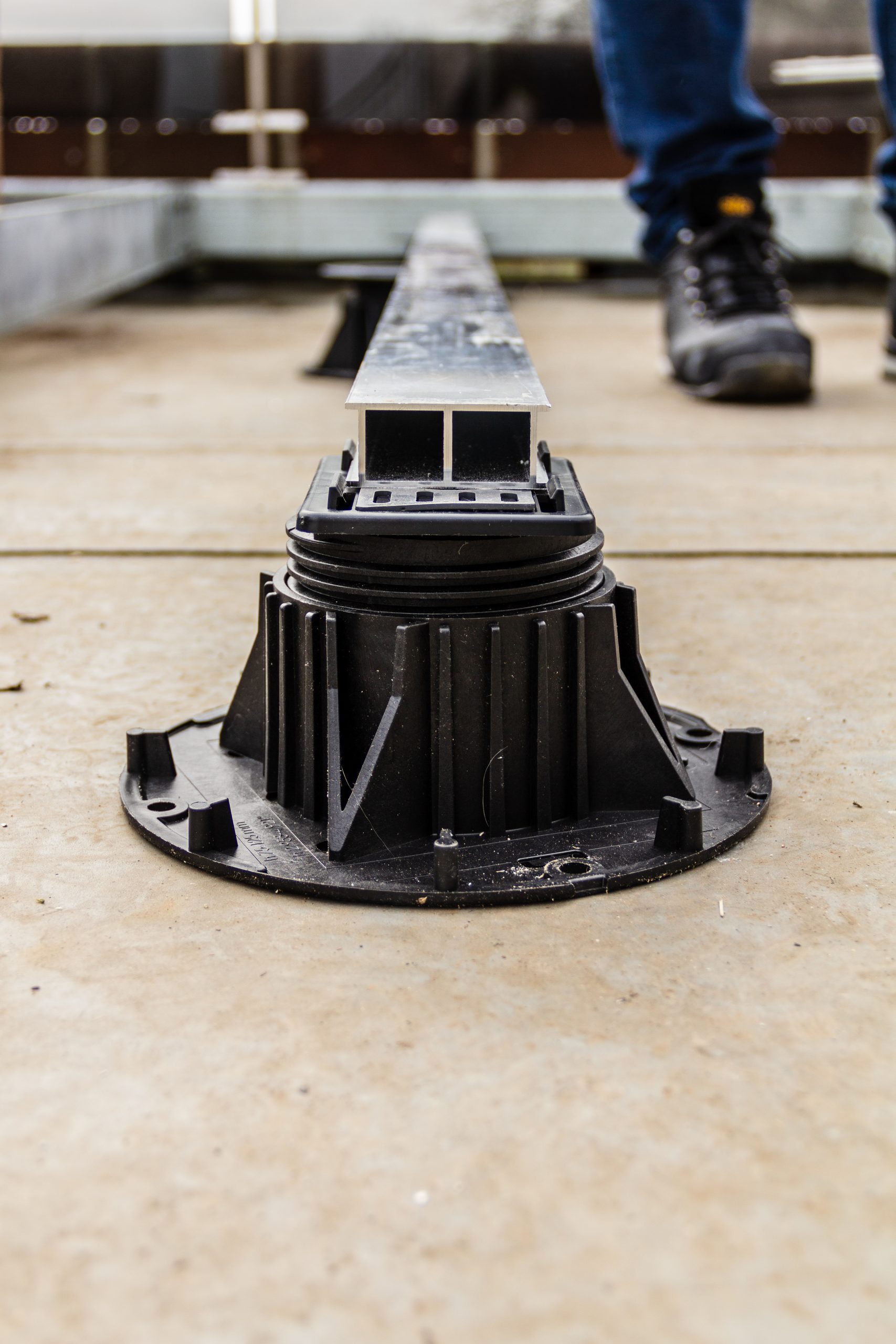 Mega Balance self levelling adjustable pedestal for rail profile