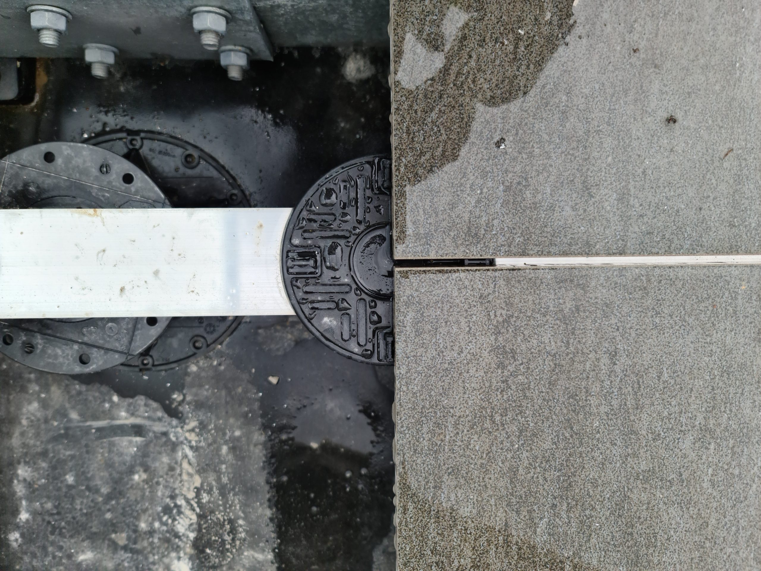 Megapad rail system top heads and porcelain tiles