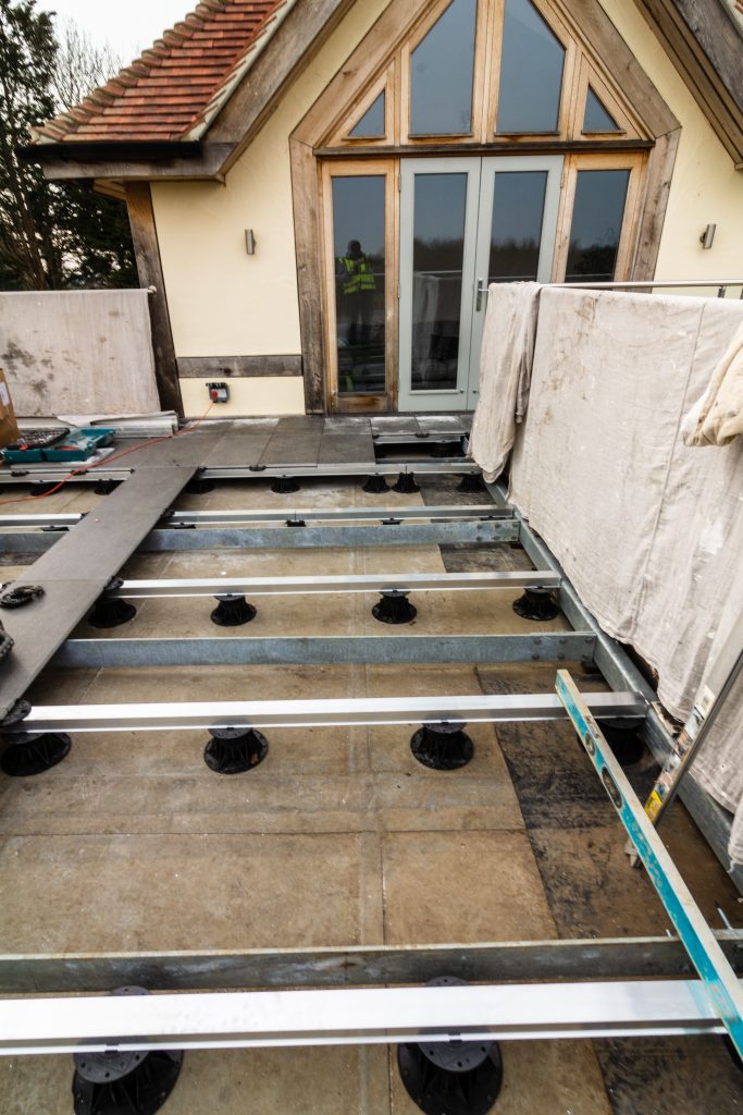 Rail substructure for tiling on pedestals