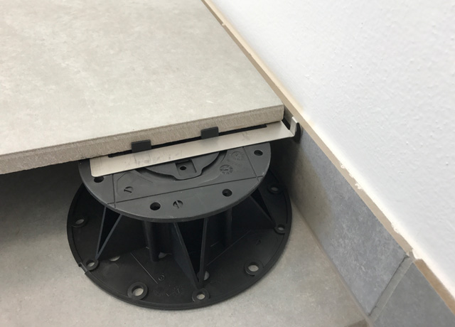 Metal edging plate with Megapad adjustabe pedestal