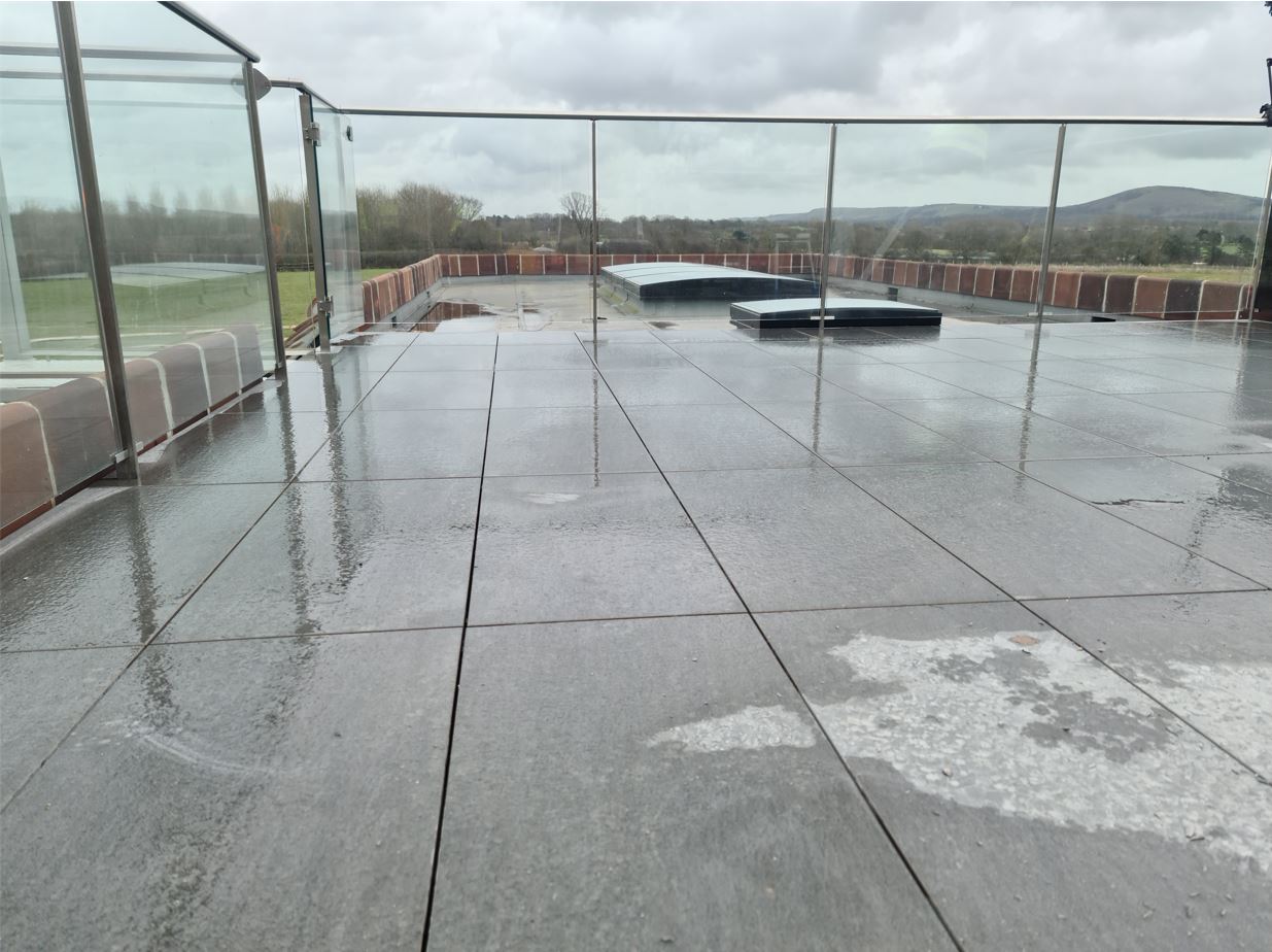 Paving tile installation using self-levelling heavy duty pedestals