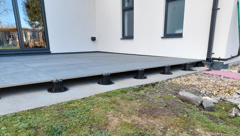 self-levelling heavy duty pedestals for paving