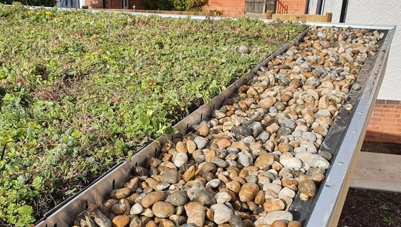 Wallbarn-Aluminium-Edge-Bar-on-Green-Roof