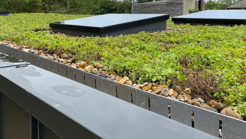 Wallbarn-Aluminium-Edging-Bar-with-Pebbles-on-Green-Roof
