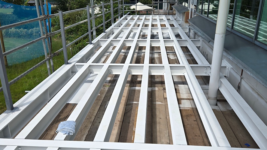 02-wallbarn-class-a-decking-roehampton-april-2025-19